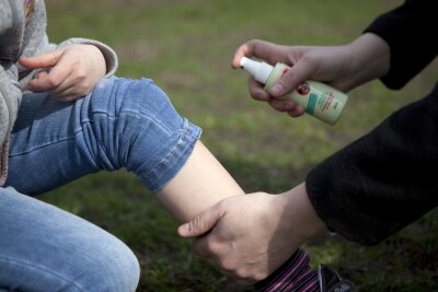 Insektenstiche bei Kindern: Das müssen Eltern wissen - Insektenschutzspray ist ein wirksames Mittel, wenn man es richtig anwendet.