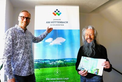 Interessenten gesucht: Wo bezahlbares Bauen im Erzgebirge noch möglich ist - Wolfram Liebing (r.) und Jens Voigt schwärmen für das Wohngebiet "Am Hüttenbach". Foto: Ilka Ruck