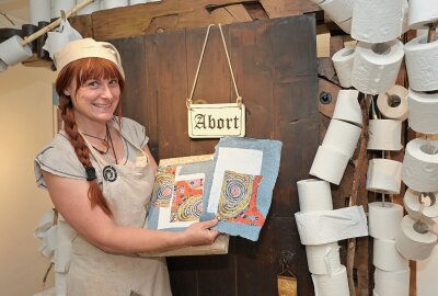 Internationaler Tag des Klopapiers: Im Erzgebirge gehts ums "weiße Gold" - Museumsmitarbeiter Antje Henkel-Schilbach in Ausstellung "Das große Geschäft - eine kleine Geschichte des Klopapiers". Foto: Ralf Wendland