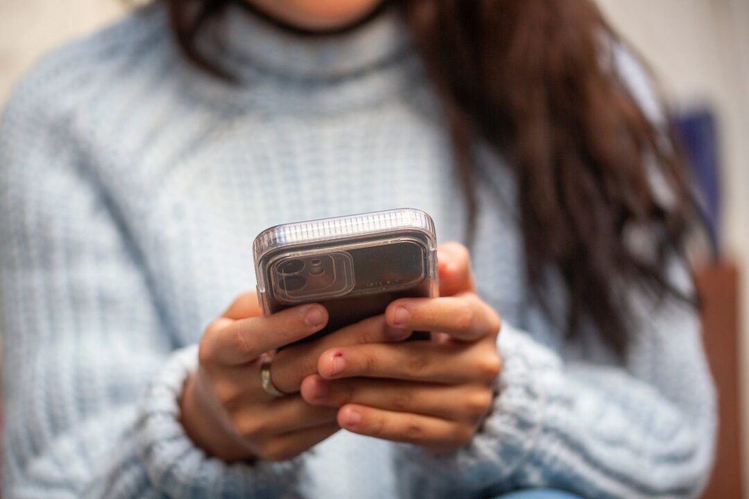 Internetnutzung junger Menschen in Deutschland steigt wieder - Jugendliche verbringen nach einem Rückgang in den Jahren nach der Corona-Pandemie wieder mehr Zeit im Internet.