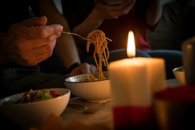 Intervallfasten: Warum Frauen schneller Fett abbauen - Experten raten, lieber das Abendessen zu streichen statt das Frühstück wegzulassen.