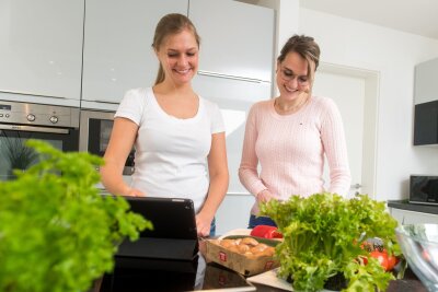 Intervallfasten: Warum Frauen schneller Fett abbauen - Intervallfasten ist beliebt. Denn zu bestimmten Zeiten dürfen Sie all das essen, worauf Sie Lust haben.