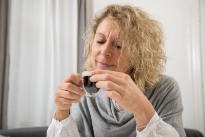 Intervallfasten: Warum Frauen schneller Fett abbauen - Wer fastet, sollte auf Zucker oder Milch im Kaffee verzichten.