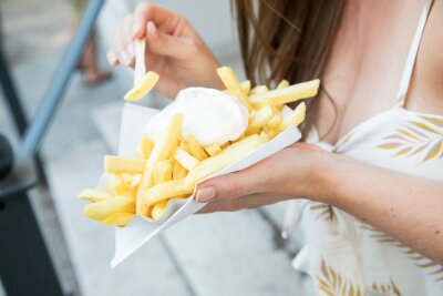 Intervallfasten: Warum Frauen schneller Fett abbauen - Pommes sind erlaubt: Beim Intervallfasten dürfen Sie zu bestimmten Zeiten all das essen, worauf Sie Lust haben.