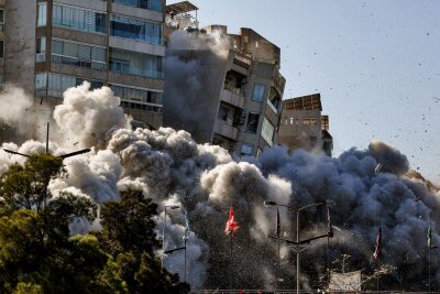 Iran gibt Hisbollah freie Hand bei Gesprächen zu Waffenruhe - Israel fliegt weiterhin Luftangriffe auf den Libanon. 