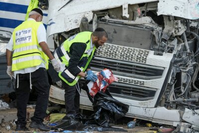 Israel greift den Iran an - Hoffnung auf Geiselgespräche - Mitglieder des Rettungs- und Bergungsteams Zaka arbeiten an der Stelle, an der ein Lkw-Fahrer eine Bushaltestelle gerammt und dabei Dutzende von Menschen verletzt hat.