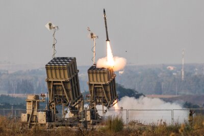 Israel greift den Iran an - Hoffnung auf Geiselgespräche - Das israelische Iron-Dome-Raketenabwehrsystem feuert eine Abfangrakete ab.