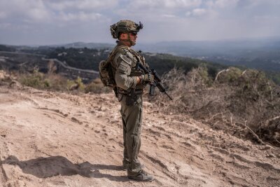 Israel greift den Iran an - Hoffnung auf Geiselgespräche - Ein israelischer Soldat im südlibanesischen Dorf Naqoura an der Grenze zu Israel.