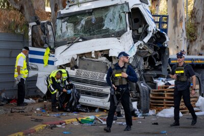 Israel greift den Iran an - Hoffnung auf Geiselgespräche - Die israelische Polizei und die Rettungsdienste inspizieren den Ort, an dem ein Lastwagenfahrer eine Bushaltestelle in der Nähe eines Armeestützpunktes gerammt und dabei Dutzende von Menschen verletzt hat.