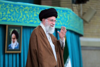 Israel greift den Iran an - Hoffnung auf Geiselgespräche - Irans Religionsführer Ajatollah Ali Chamenei winkt bei einem Treffen in Teheran der Menge zu.