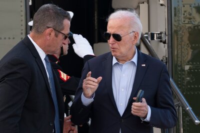 Israel greift den Iran an - Hoffnung auf Geiselgespräche - Präsident Joe Biden spricht mit einem Secret Service Agenten, als er mit der Marine One auf der Delaware Air National Guard Base in New Castle, Delaware, ankommt.