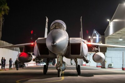 Israel greift den Iran an - Hoffnung auf Geiselgespräche - Ein bewaffnetes F-15 Flugzeug der israelischen Luftwaffe startet von einem unbekannten Ort in Israel aus zum Angriff auf den Iran.