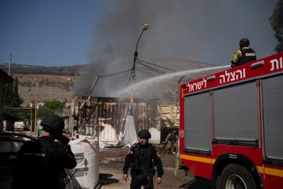 Israel greift den Iran an - Hoffnung auf Geiselgespräche - Israelische Feuerwehrleute löschen einen Brand, nachdem eine aus dem Libanon abgefeuerte Rakete im September in den Ort Kiryat Shmona eingeschlagen ist.