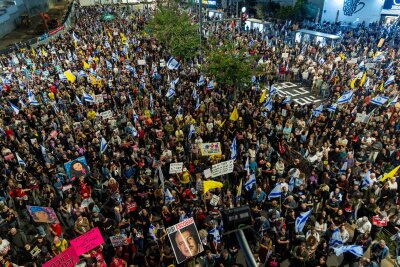 Israel macht Druck vor G20-Gipfel - Proteste in Tel Aviv - In Tel Aviv demonstrierten wieder hunderte Menschen für ein Abkommen zur Geisel-Freilassung.