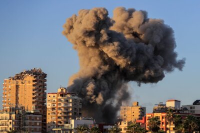 Israel macht Druck vor G20-Gipfel - Proteste in Tel Aviv - Auch die Küstenstadt Tyros im Südlibanon wurde aus der Luft attackiert.