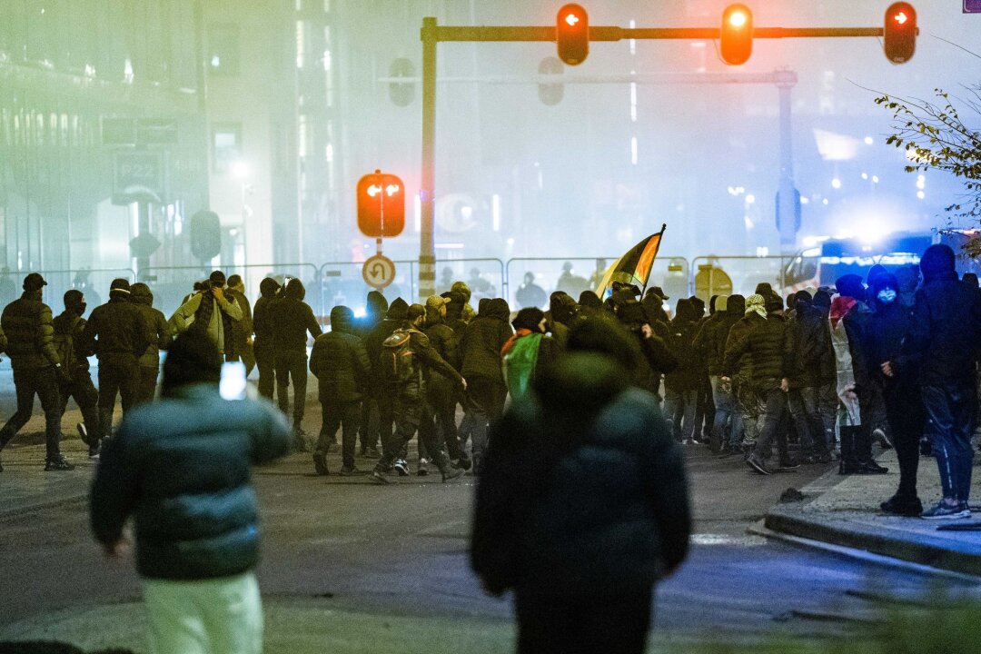 Israels Außenminister reist nach Amsterdam - Rund um das Fußballspiel in Amsterdam kam es zu gewaltsamen Ausschreitungen. 