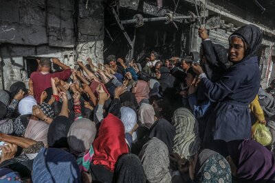 Israels UNRWA-Verbot: Dramatische Auswirkungen befürchtet - Vertriebene Palästinenser drängen sich an Bäckerei