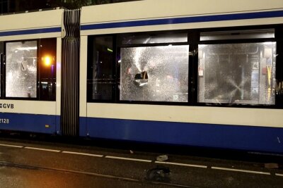 Israels Verteidigungsminister für Angriff auf Atomanlagen - Erneut haben junge Männer in der niederländischen Hauptstadt randaliert. Eine Straßenbahn ging in Flammen auf.