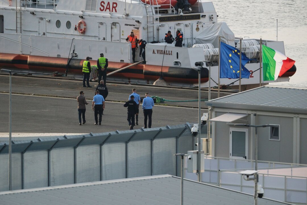 Italien zieht Personal aus Flüchtlingslagern in Albanien ab - Gerichte hoben zweimal hintereinander die Inhaftierung von Migranten in den albanischen Lagern auf, nachdem sie zuvor von den Behörden auf dem Weg nach Europa im Mittelmeer gestoppt worden waren. (Archivbild)