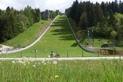 Ja, mir san mit’m E-Bike da: Radrunde durchs Salzkammergut - Geometrisches Fotomotiv: die Skisprungschanze am Kulm.