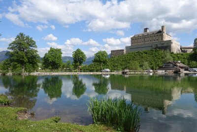 Ja, mir san mit’m E-Bike da: Radrunde durchs Salzkammergut - Am Beispiel von Schloss Trautenfels: Die Blicke vom Radweg aus sind oft wunderschön.