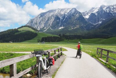 Ja, mir san mit’m E-Bike da: Radrunde durchs Salzkammergut - Passage mit toller Alpenkulisse: Routenabschnitt unterhalb des Grimming-Massivs in der Steiermark.