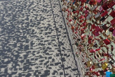 Ja, mir san mit’m E-Bike da: Radrunde durchs Salzkammergut - Wo Licht ist, ist Schatten: Brücke mit Liebesschlössern in Salzburg.