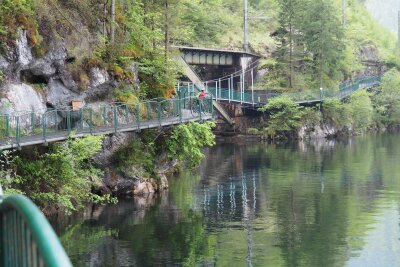 Ja, mir san mit’m E-Bike da: Radrunde durchs Salzkammergut - Abwechslung unter den Reifen: Am Hallstätter See führt der Radweg über einen Steg.