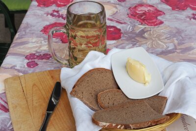 Ja, mir san mit’m E-Bike da: Radrunde durchs Salzkammergut - Brotzeit am Etappenziel Mondsee: In der Erlachmühle werden hausgemachtes Holzofenbrot und ein Bauernmost serviert.