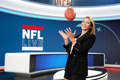 Jana Wosnitza im Interview: "Ich kann nur gut sein, wenn ich wirklich ich bin" - Jana Wosnitza führt als Moderatorin durch die NFL bei ihrem neuen Sender RTL. Die neue Saison beginnt in der Nacht zum Freitag, 6. September. RTL überträgt die Begegnung zwischen dem aktuellen Super-Bowl-Champion aus Kansas City und den Baltimore Ravens ab 1.50 Uhr live im Free-TV. Fortan sind auch in Jahr zwei der Zusammenarbeit RTL und NITRO die Free-TV-Partner der NFL.