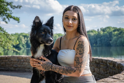 Jasmin (19) aus Werdau: Inspiriert von Hund Amy, Freundin Leonie und einem Geschenk ihrer Mutter -  Jasmin aus Werdau, 19 Jahre alt, erhielt ihr erstes Tattoo zu ihrem 17. Geburtstag als Geschenk von ihrer Mutter.