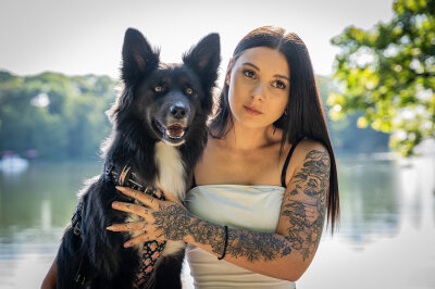 Jasmin (19) aus Werdau: Inspiriert von Hund Amy, Freundin Leonie und einem Geschenk ihrer Mutter - Jedoch trägt sie auf ihrem Finger ein "A" und eine "22", die für ihren Hund Amy stehen, der im Jahr 2022 geboren wurde.