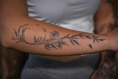 Jasmin (19) aus Werdau: Inspiriert von Hund Amy, Freundin Leonie und einem Geschenk ihrer Mutter - Mit den vielen verschiedenen Tattoo-Stilen, die heute existieren, gibt es einen enormen Gestaltungsspielraum, um der eigenen Kreativität freien Lauf zu lassen.