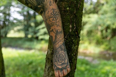 Jasmin (25) aus Berthelsdorf - warum sie eine Uhr ohne Zeiger auf der Haut trägt - Keines ihrer Tattoos empfand Jasmin als besonders schmerzhaft, lediglich gegen Ende eines langen Termins wird es manchmal etwas unangenehm.