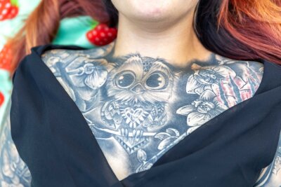 Jasmin (25) aus Berthelsdorf - warum sie eine Uhr ohne Zeiger auf der Haut trägt - Mittlerweile trägt Jasmin 17 Tattoos, darunter großflächige Werke auf Armen und Dekolleté. 