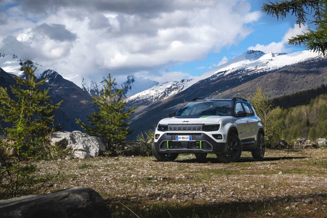 Jeep Avenger fährt als Mild-Hybrid bald auch mit Allrad - Die neue Version des Jeep Avenger mit Mild-Hybrid fährt mehrheitlich mit einem Verbrenner, kann mit ihren beiden E-Maschinen und der 48-Volt-Technik aber beide Achsen antreiben.