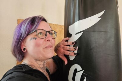 Jenny (36) aus dem Erzgebirge: Tattoos als Therapie für die Seele - Jenny ist eine verrückte Nudel mit einem großen Herz. "Im Grunde genommen bin ich ein sehr hilfsbereiter Mensch, der Sarkasmus, Ironie und schwarzen Humor liebt", verrät sie