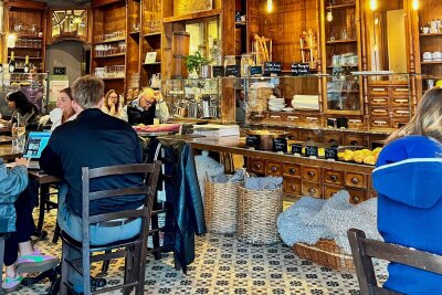 Jenseits von Prater und Hofburg: Das Wien der Einheimischen - Im Bistro "La Mercerie" im Servitenviertel: Vor der Kulisse alter Apothekerschränke genießt man Croissants und Eclairs.