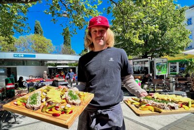 Jenseits von Prater und Hofburg: Das Wien der Einheimischen - Max Kern am Meidlinger Markt: Der Händler Haaren tischt unter freiem Himmel eine Brettl-Jause auf.