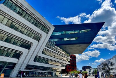 Jenseits von Prater und Hofburg: Das Wien der Einheimischen - Sehenswertes Gebäude im Viertel Zwei: der Bibliotheksbau der Stararchitektin Zaha Hadid.