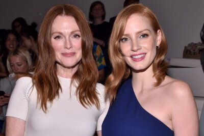 Jessica Chastain, Julianne Moore und Co: Hollywood-Stars fallen auf Meta-Betrugsnachricht rein - Der Post wurde millionenfach geteilt: Auch die Schauspielerinnen Julianne Moore (links) und Jessica Chastain fielen jüngst auf eine Meta-Betrugsnachricht herein.