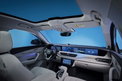 Jetzt bekommen auch Beifahrer ihr eigenes Display - Volle Breitseite: Autos der neuesten Generationen sorgen mit breiten Bildschirmen auch dafür, dass der Beifahrer davon profitiert.
