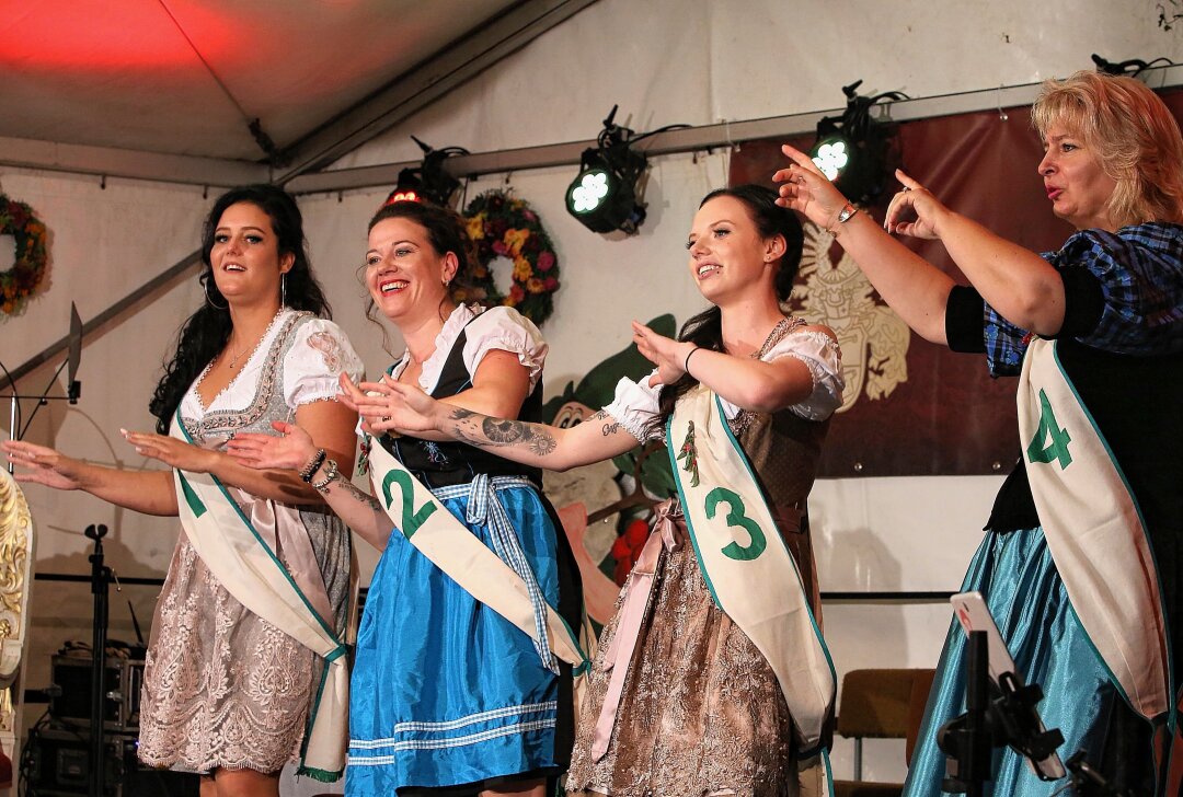 Jetzt bewerben! Lauter-Bernsbach sucht eine neue Vugelbeerkönigin - Die Bewerberinnen hatten 2021 bei der letzten Wahl viel Spaß. Foto: Carsten Wagner