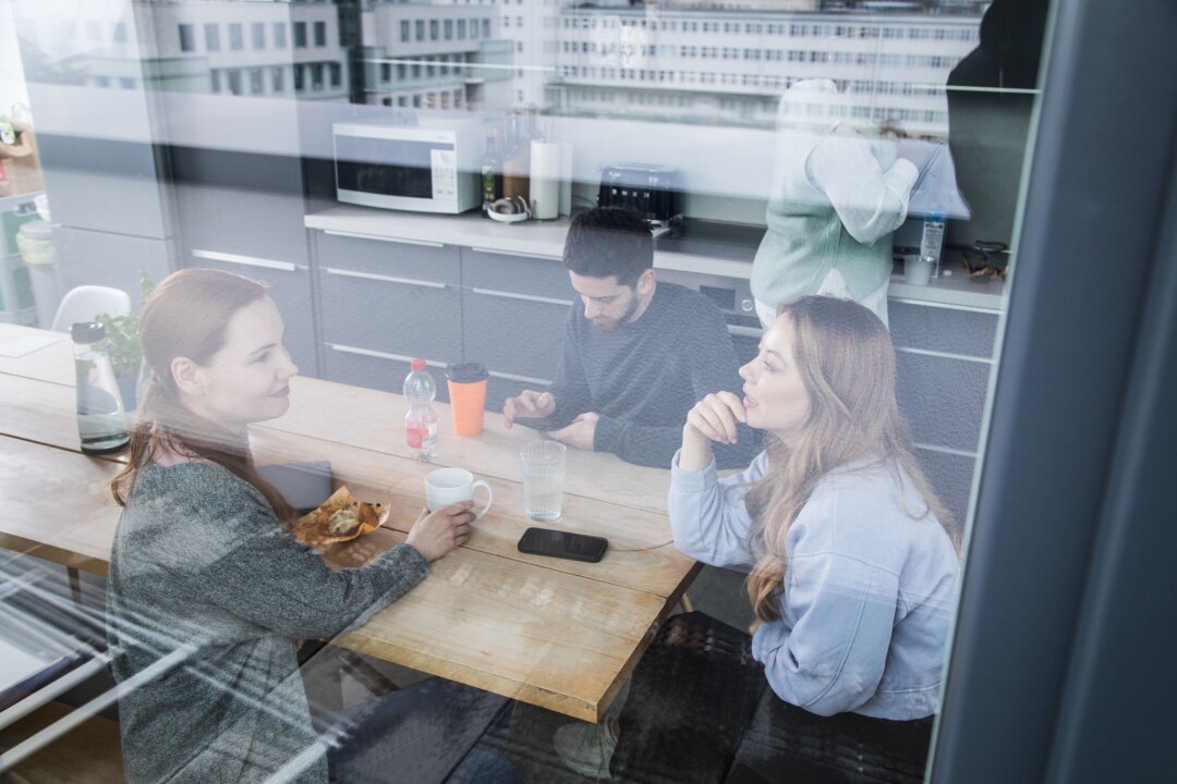 Job und Politik: Wann darf sich mein Arbeitgeber einmischen? - Die Meinungsfreiheit macht vor dem Arbeitsrecht keinen Halt. Es gibt aber dennoch Grenzen für das, was an Politik am Arbeitsplatz erlaubt ist.