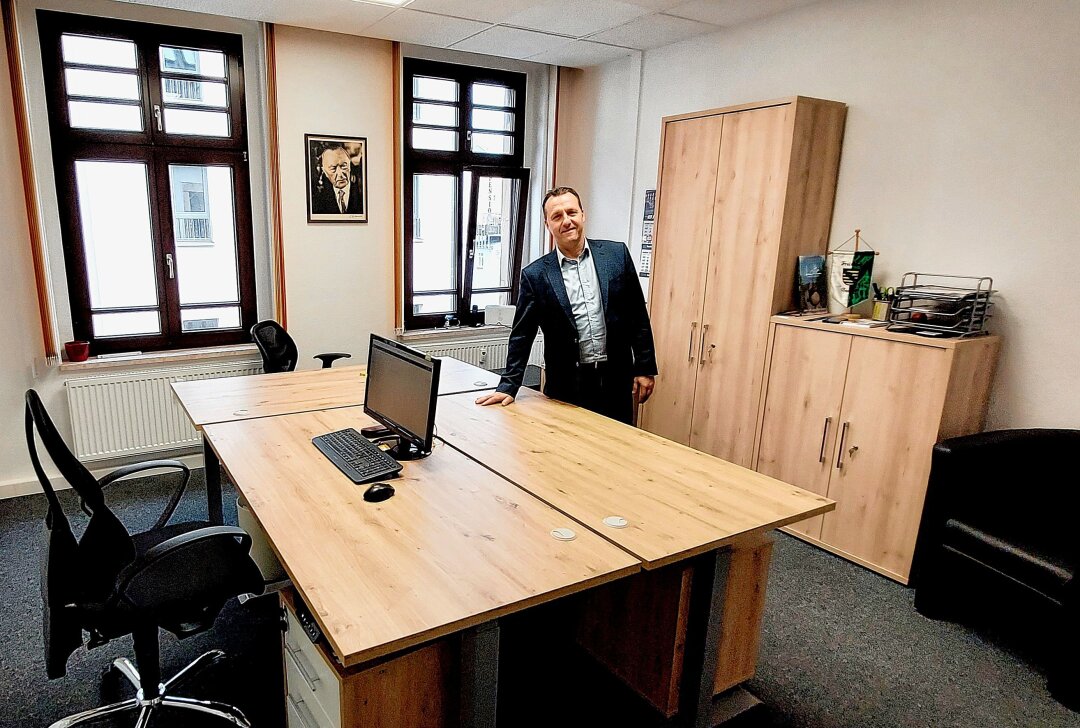 Jörg Schmidt zieht direkt am Brennpunkt ein - Jörg Schmidt in seinem neuen Büro in der Rädelstraße 2. Foto: Karsten Repert