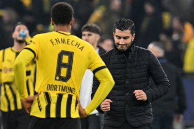 Joker Malen erlöst Dortmund: "Gehen glücklich nach Hause" - Trainer Nuri Sahin ballt die Fäuste vor Freude.