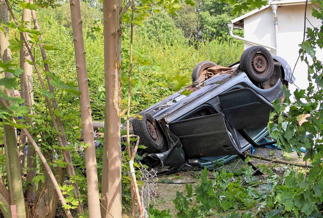 Jonsdorf: PKW stürzt Abhang hinunter - Am Samstag ereignete sich gegen 12.30 Uhr auf der Zittauer Straße in Jonsdorf ein Verkehrsunfall. Foto: xcitepress/mr