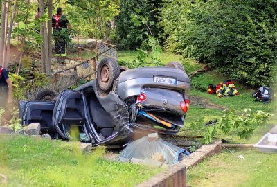 Jonsdorf: PKW stürzt Abhang hinunter - Am Samstag ereignete sich gegen 12.30 Uhr auf der Zittauer Straße in Jonsdorf ein Verkehrsunfall. Foto: xcitepress/mr