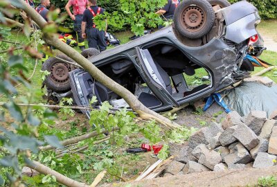 Jonsdorf: PKW stürzt Abhang hinunter - Am Samstag ereignete sich gegen 12.30 Uhr auf der Zittauer Straße in Jonsdorf ein Verkehrsunfall. Foto: xcitepress/mr