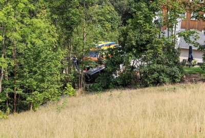 Jonsdorf: PKW stürzt Abhang hinunter - Am Samstag ereignete sich gegen 12.30 Uhr auf der Zittauer Straße in Jonsdorf ein Verkehrsunfall. Foto: xcitepress/mr